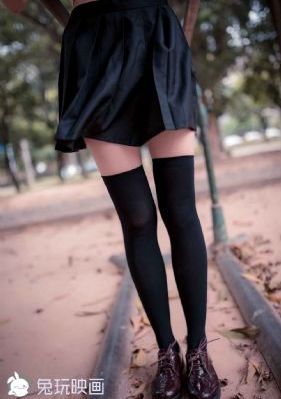 手伸进她的乳罩里揉搓着_HD在线播放